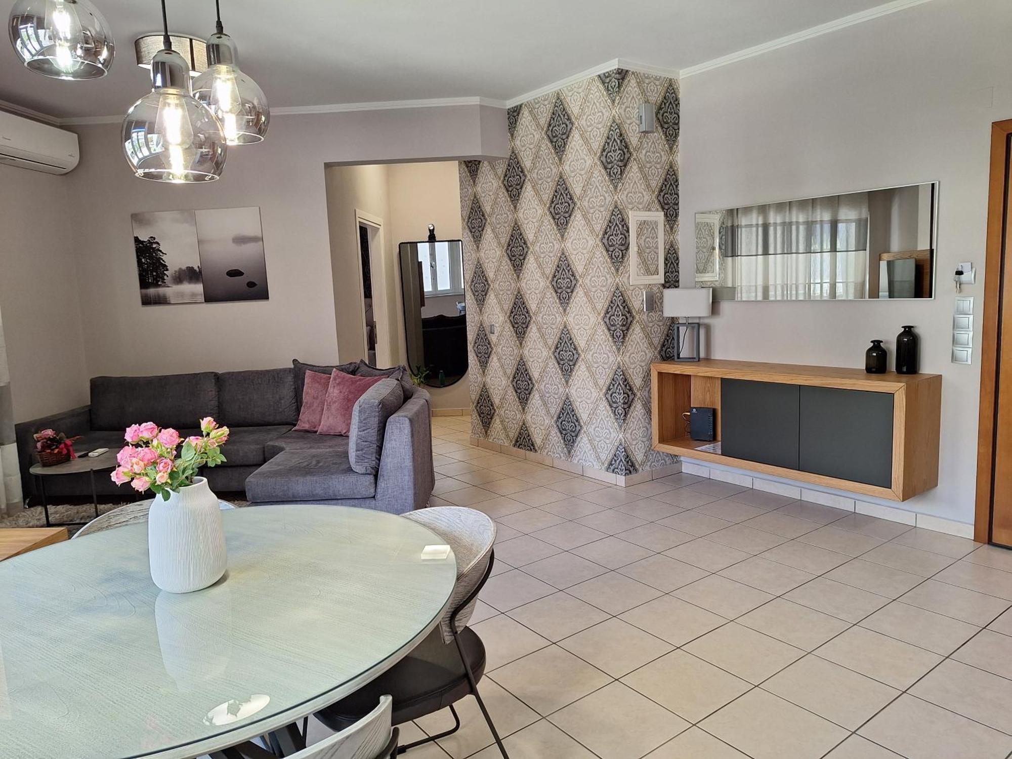Ioanna's Luxury Two Bedroom Apartment *